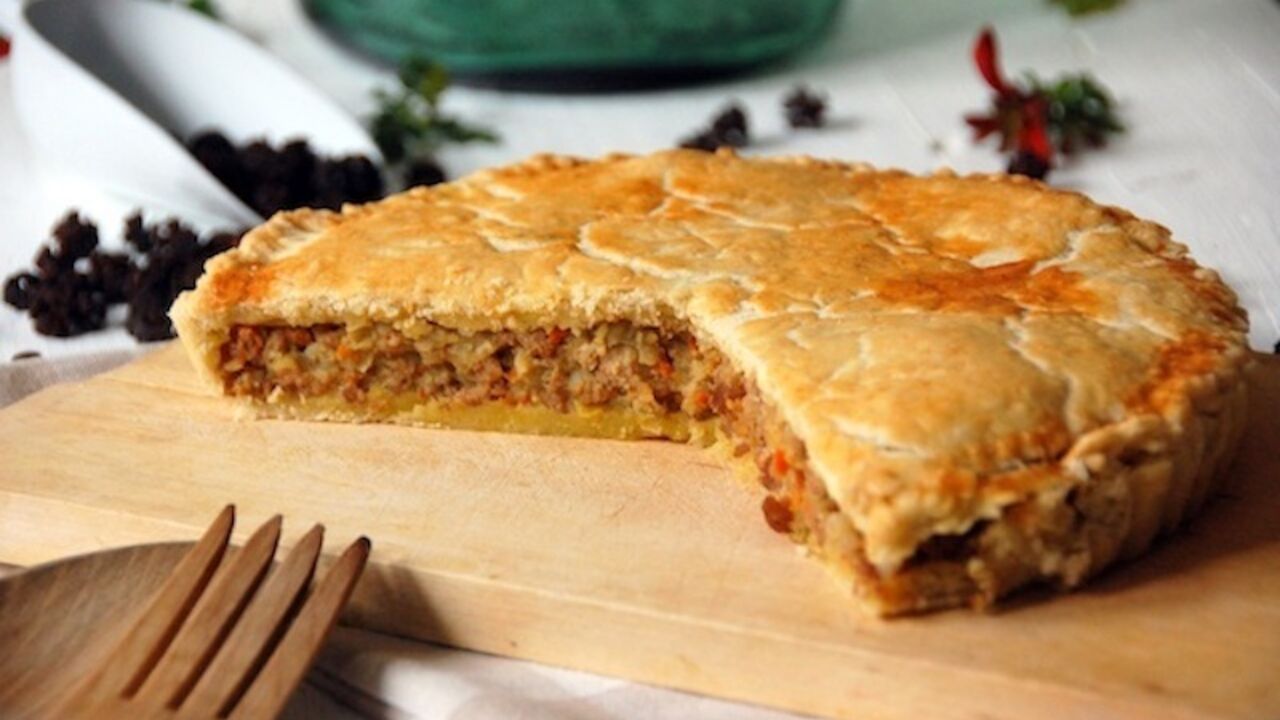 Whatever is at hand: simple chicken and vegetable pie for lunch