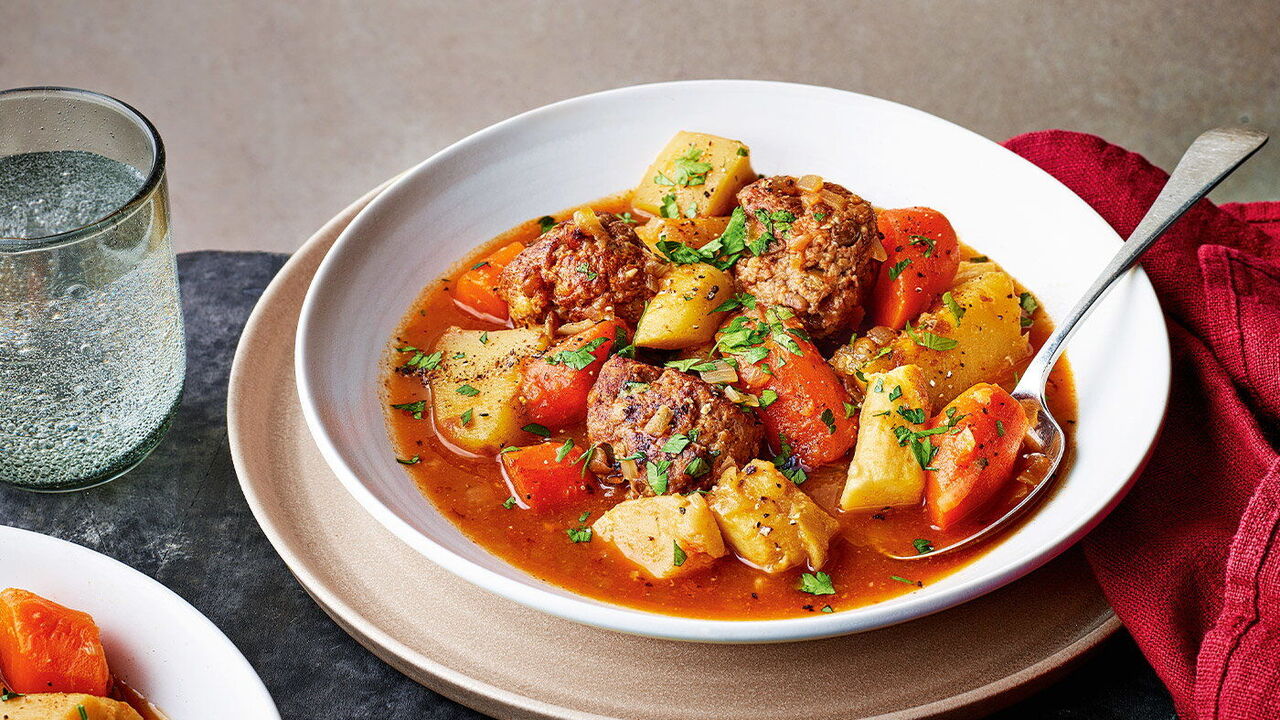 Stew with meatballs for a hearty lunch: how to cook a delicious dish