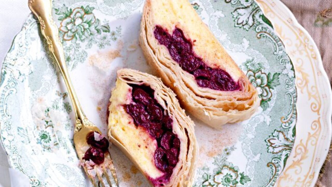 What to make a delicious strudel with besides apples: the base is ordinary phyllo dough