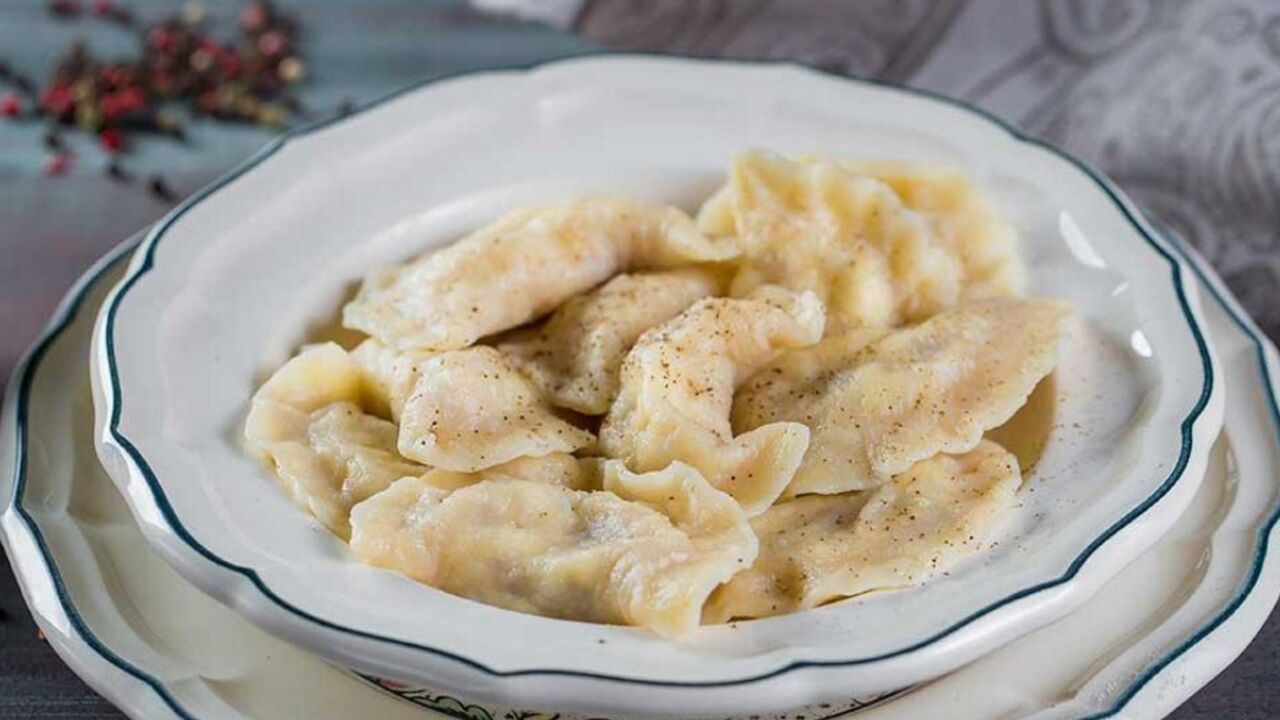 Dumplings with filling: how to make dough that does not stick