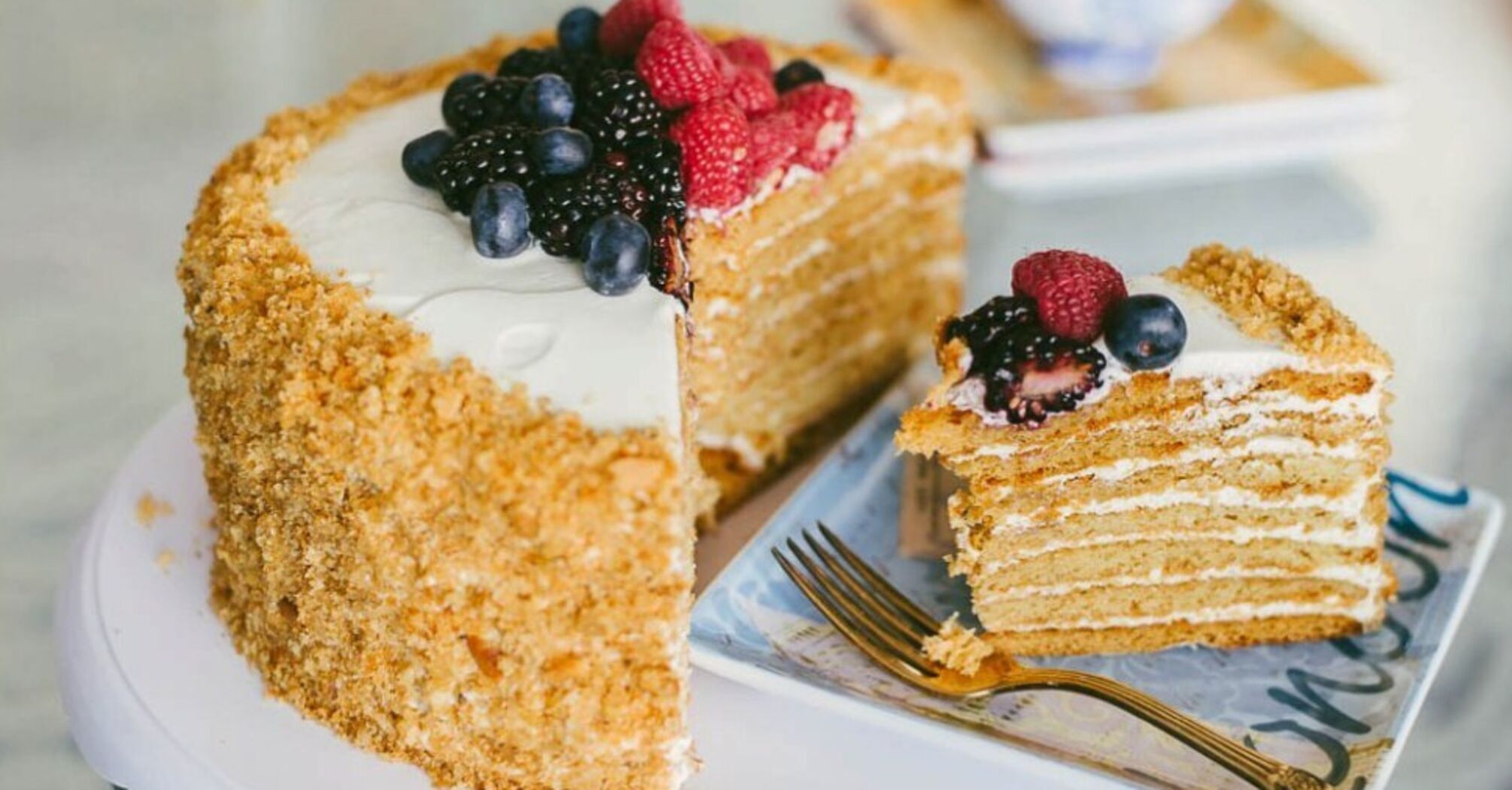 Thin honey cake cakes that never tear: how not to spoil the dough