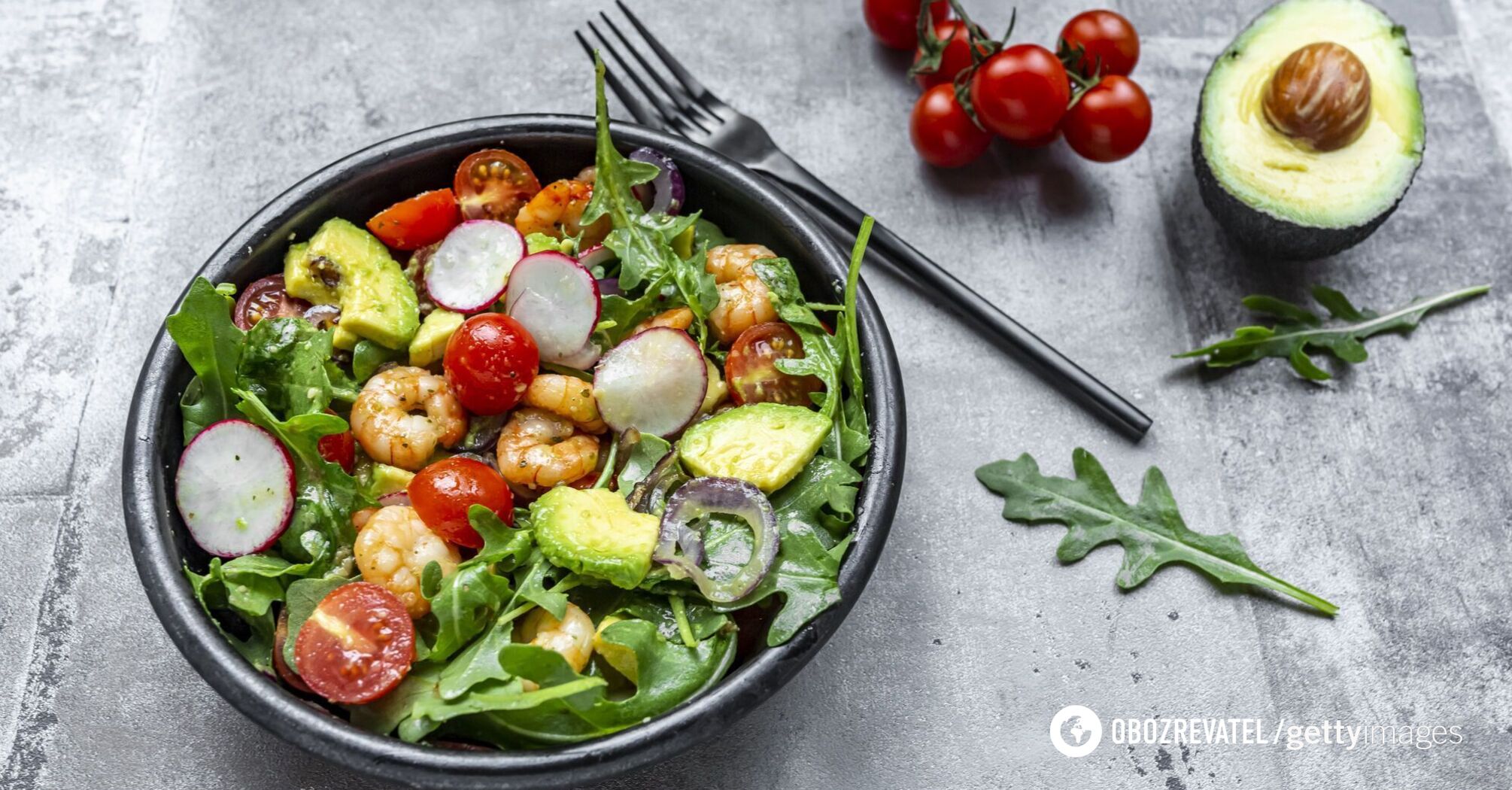 Salad with shrimp and avocado