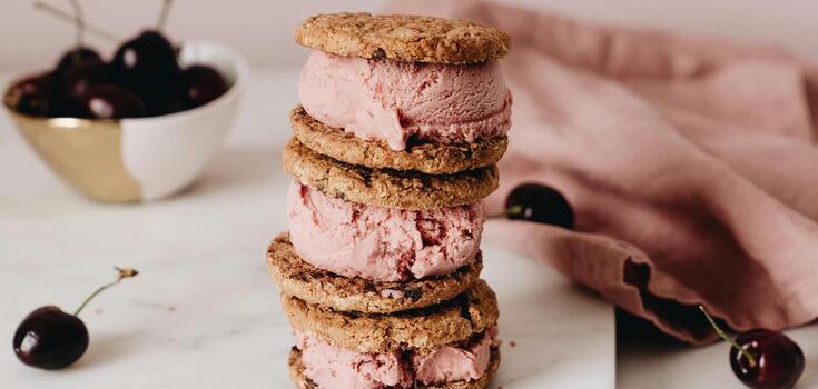 Vanilla chocolate homemade ice cream: an easy recipe for a delicious refreshing dessert