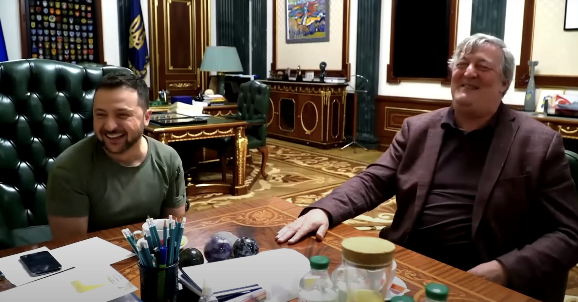Stephen Fry tells Zelenskyy a hilarious joke about Putin and Medvedev. Video