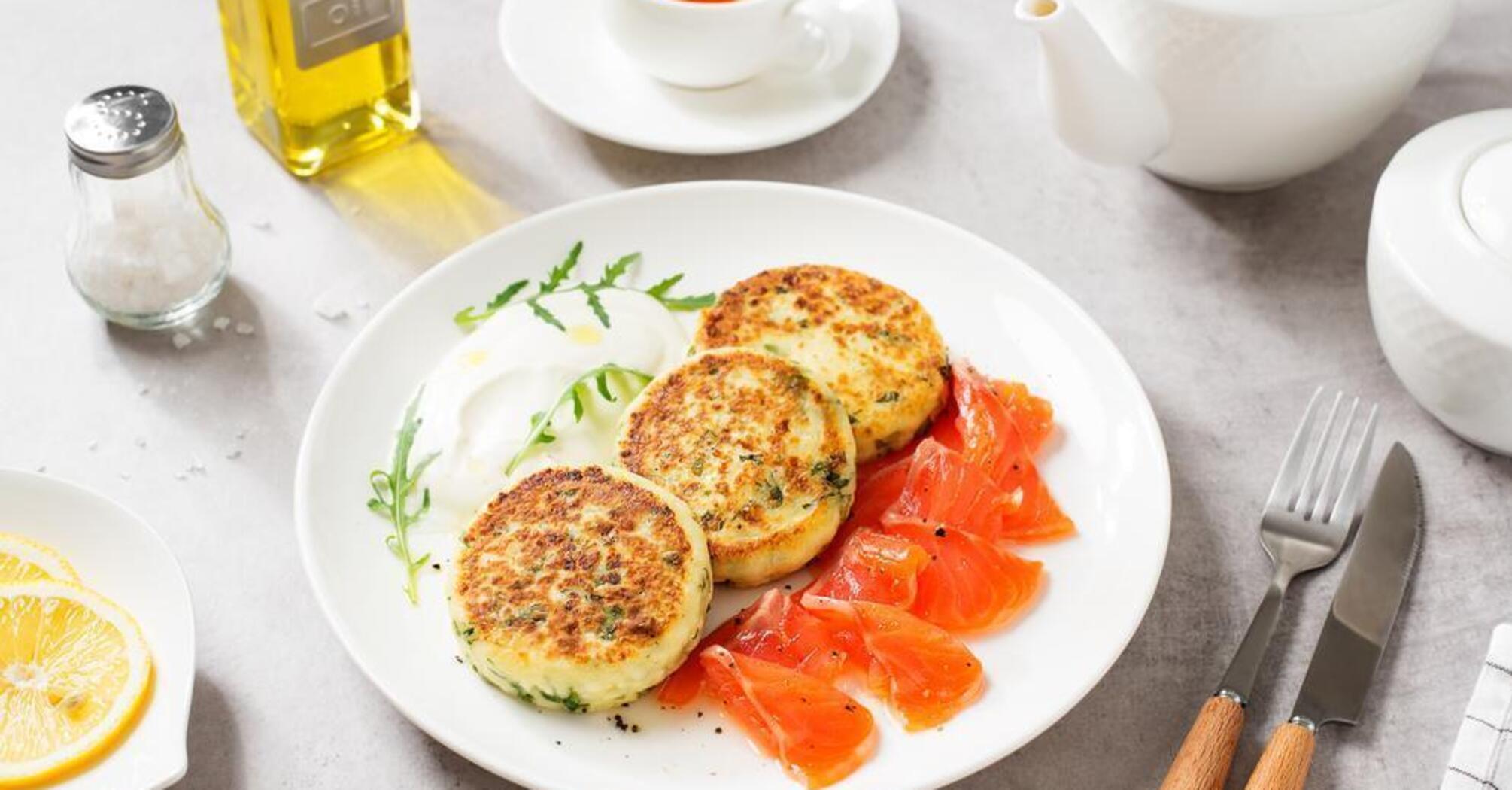 Salty syrnyky with spinach and red fish: recipe for a delicious breakfast