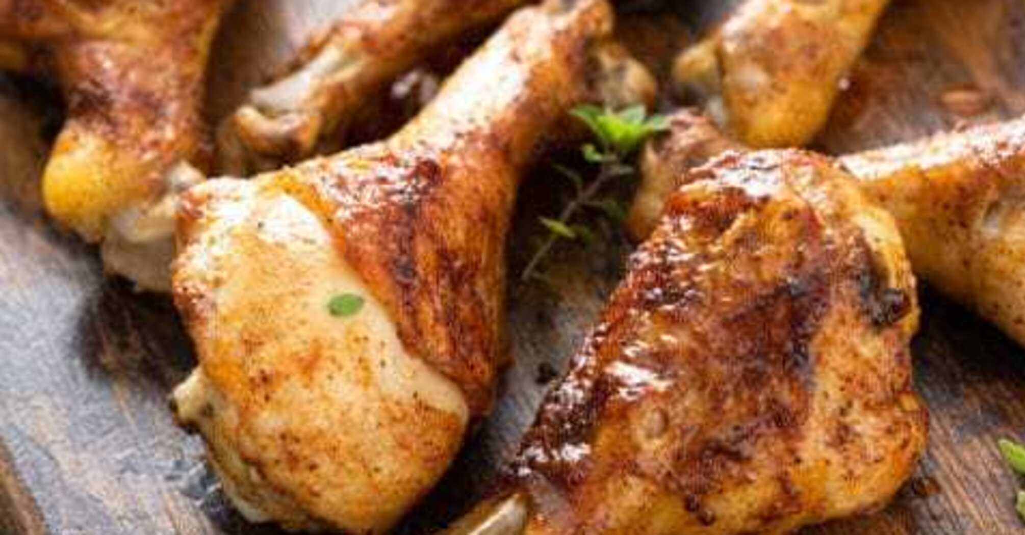 Juicy chicken drumsticks in a skillet: perfect for dinner with potatoes or porridge