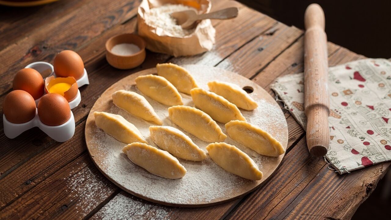 Pies that don't get stale for a long time: what to make the dough from