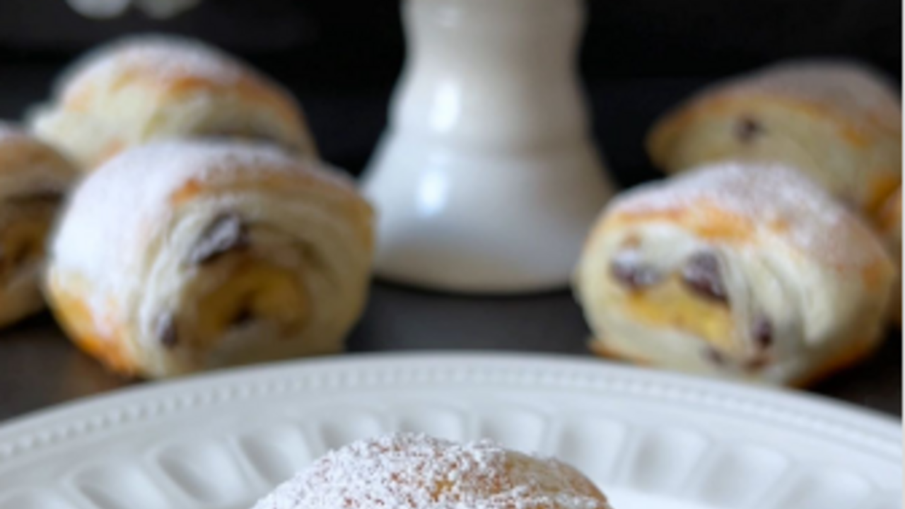 Chocolate and banana puff pastry rolls: a quick and tasty dessert for all occasions