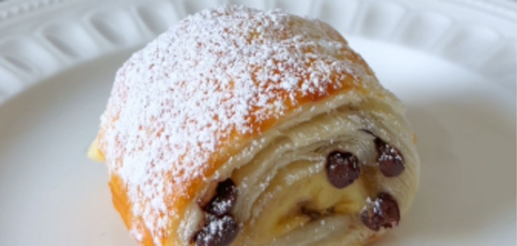 Chocolate and banana puff pastry rolls: a quick and tasty dessert for all occasions