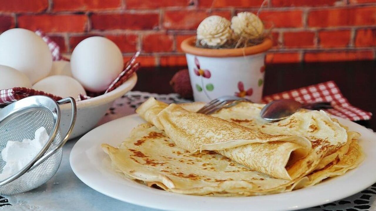 Thin, versatile crepes with milk: how to make a successful dough without lumps