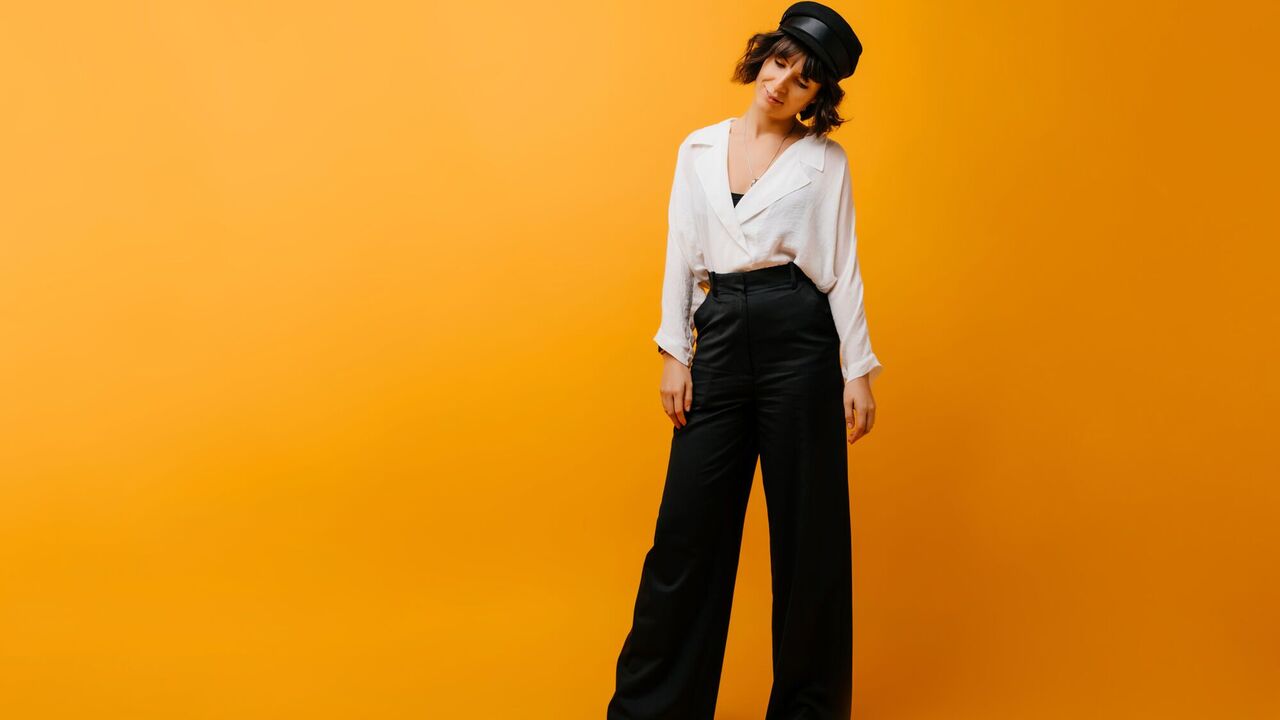 These pants have already bored everyone: stylists named an unexpected anti-trend and gave advice on what to replace it with