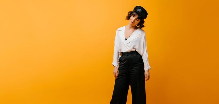 These pants have already bored everyone: stylists named an unexpected anti-trend and gave advice on what to replace it with