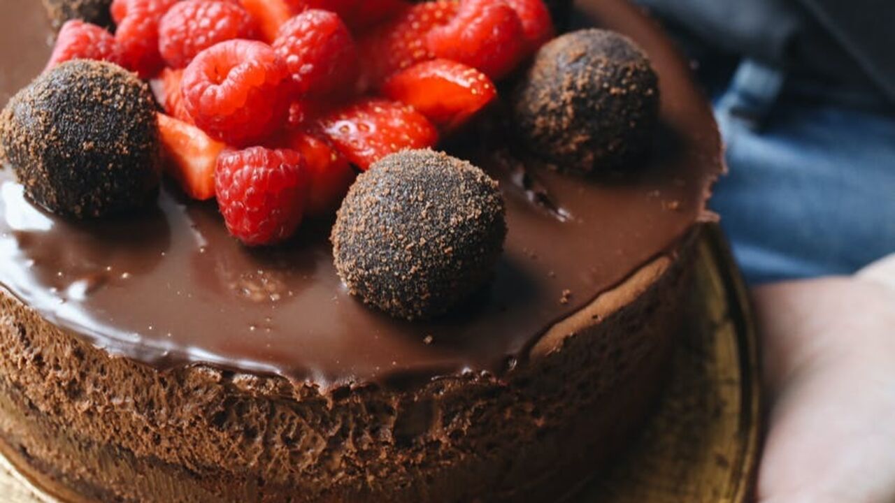 Chocolate honey cake: how to make a popular dessert in an unusual way