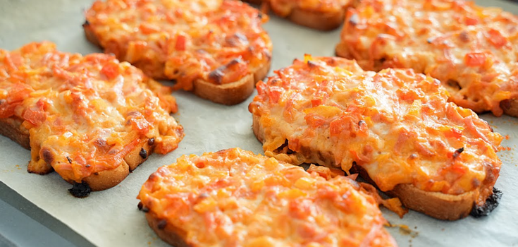 Hearty hot sandwiches with zucchini and cheese: a recipe for a snack