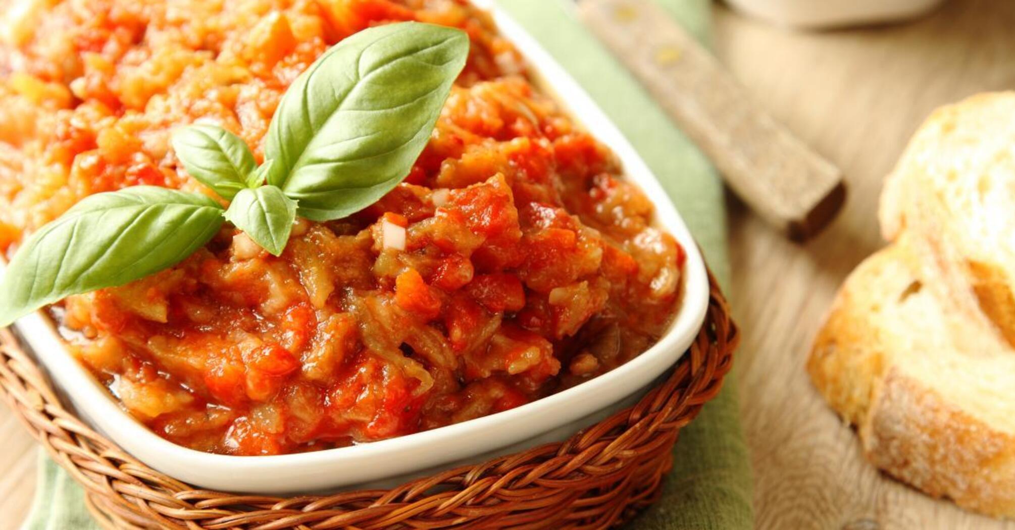 Tastier than the zucchini one: spicy eggplant spread in a pan