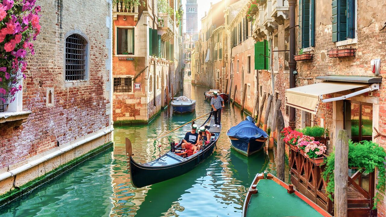 Venice officially bans large groups of tourists: how to travel now