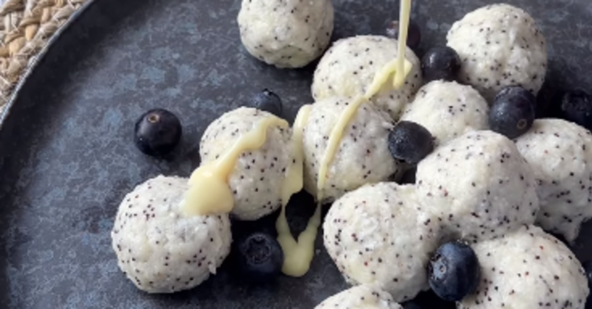 Lazy dumplings with poppy seeds: a recipe for an elementary and satisfying dish
