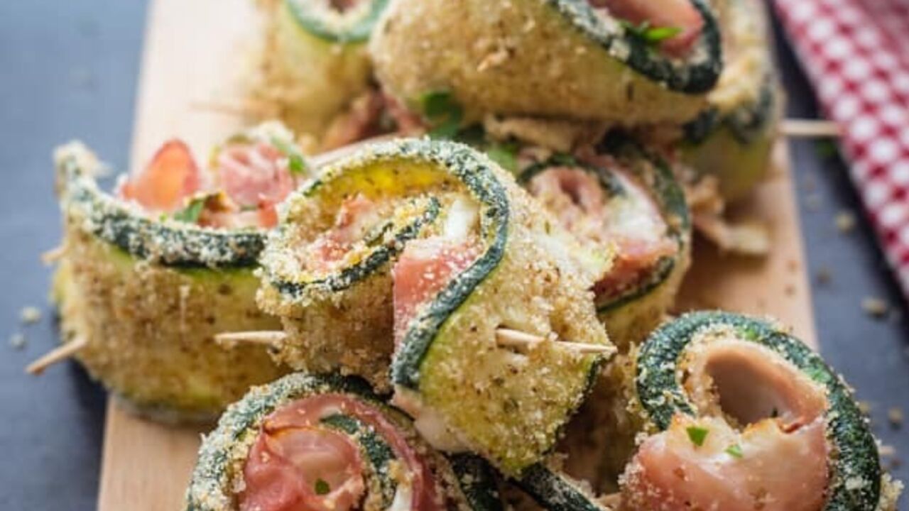 Basic zucchini rolls in a pan: what to put inside