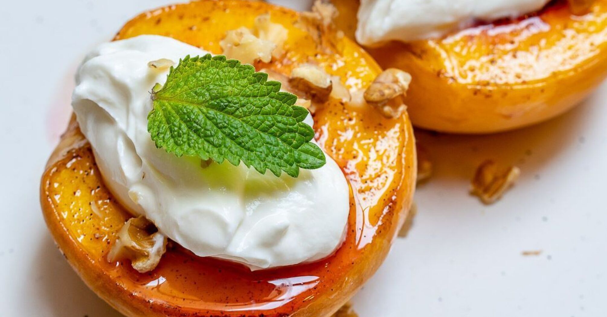 No dough and no baking: peach dessert with ice cream and nuts
