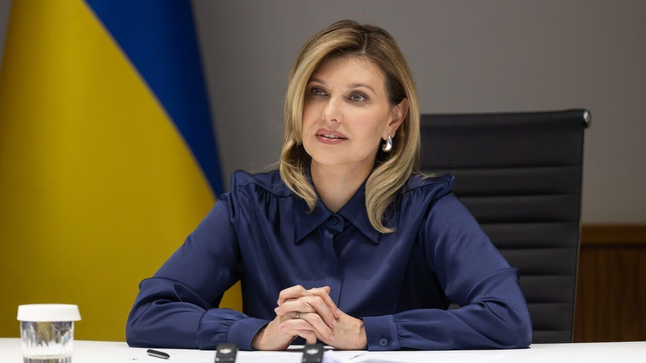 Zelenska impressed with a luxurious look with a new hairstyle and a sapphire-colored blouse. Photo