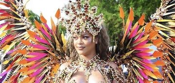 Królowa karnawału. Rihanna w luksusowym kostiumie ze skrzydłami "rozświetliła" swój rodzinny Barbados