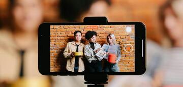 Say cheese: stylist names items you shouldn't wear for shooting. Photo