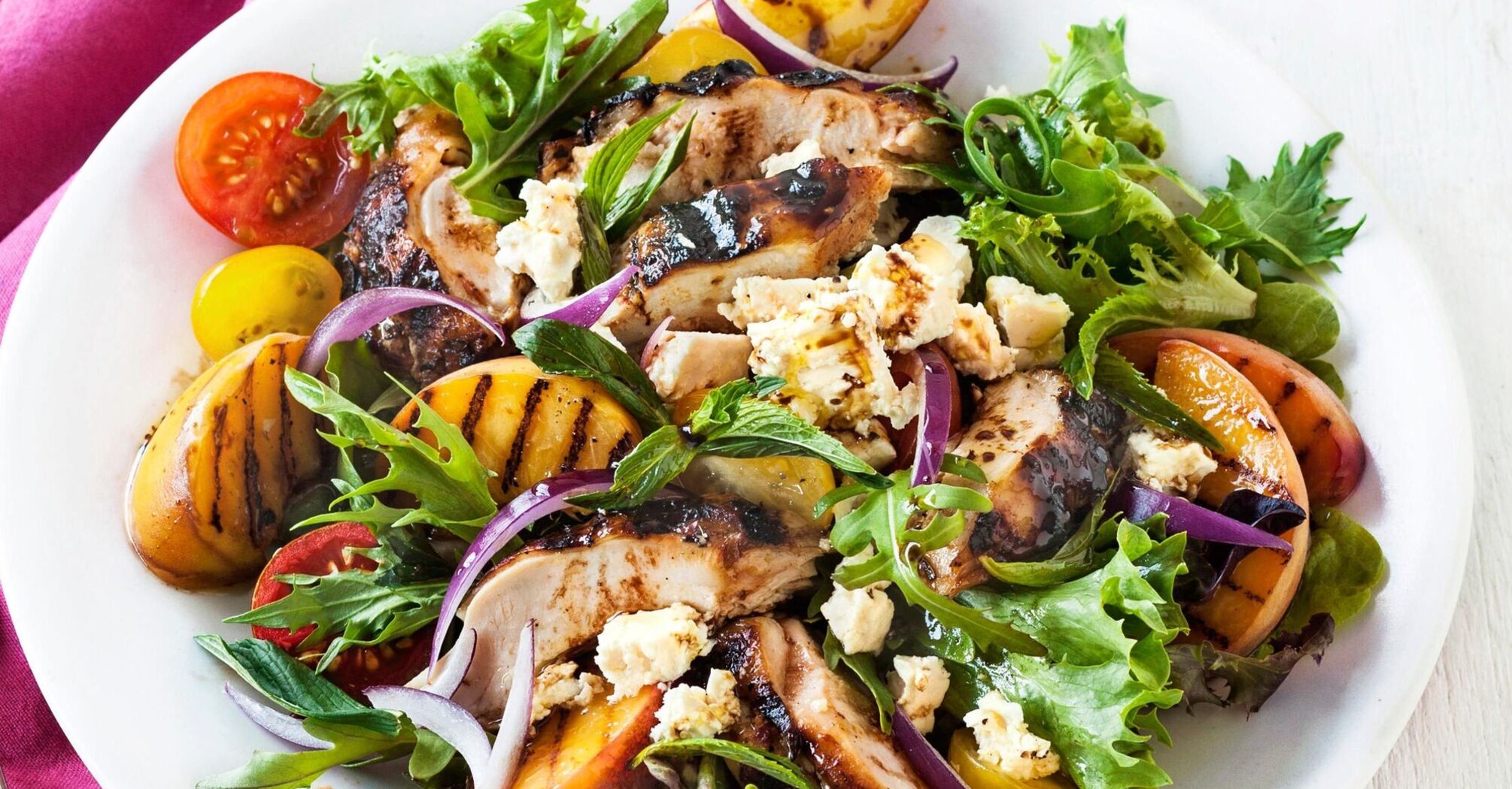 Summer salad with peaches and chicken: how to season deliciously so that the dish is not greasy