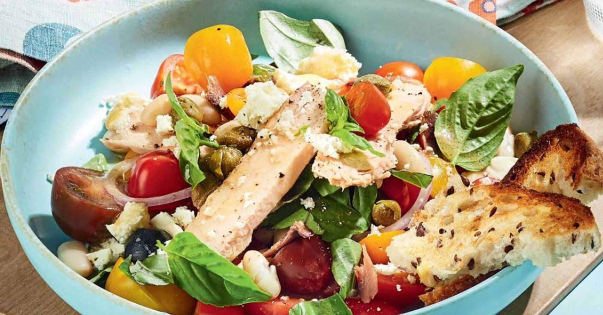 Easy salad with canned tuna and feta: add seasonal vegetables