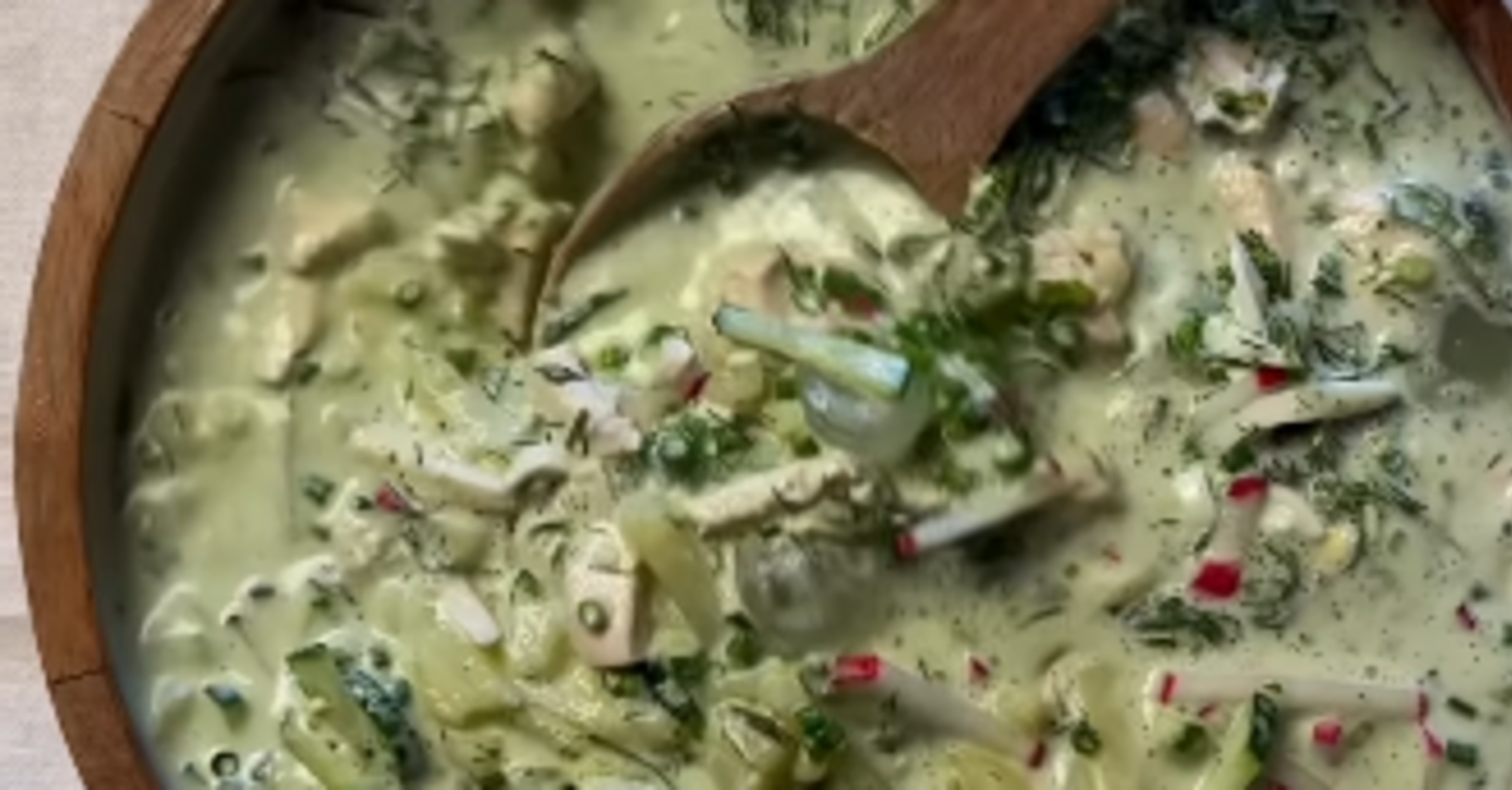 Green cold soup with sorrel: how to prepare this stunning and refreshing dish
