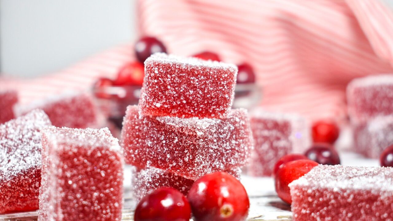 Homemade jelly sweets from seasonal berries: how to make safe sweets for children