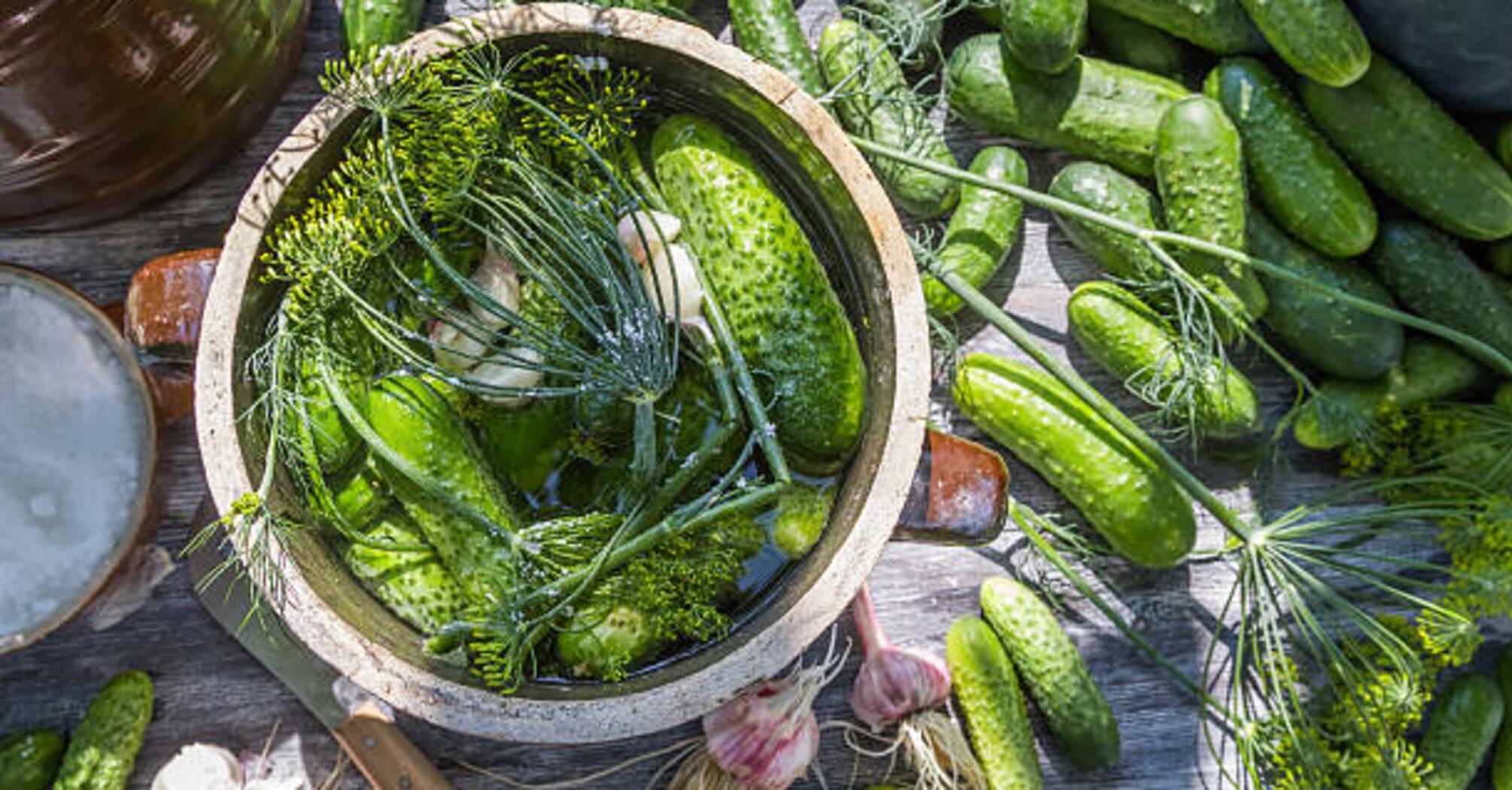 How to pickle cucumbers in a bag deliciously: ready in an hour