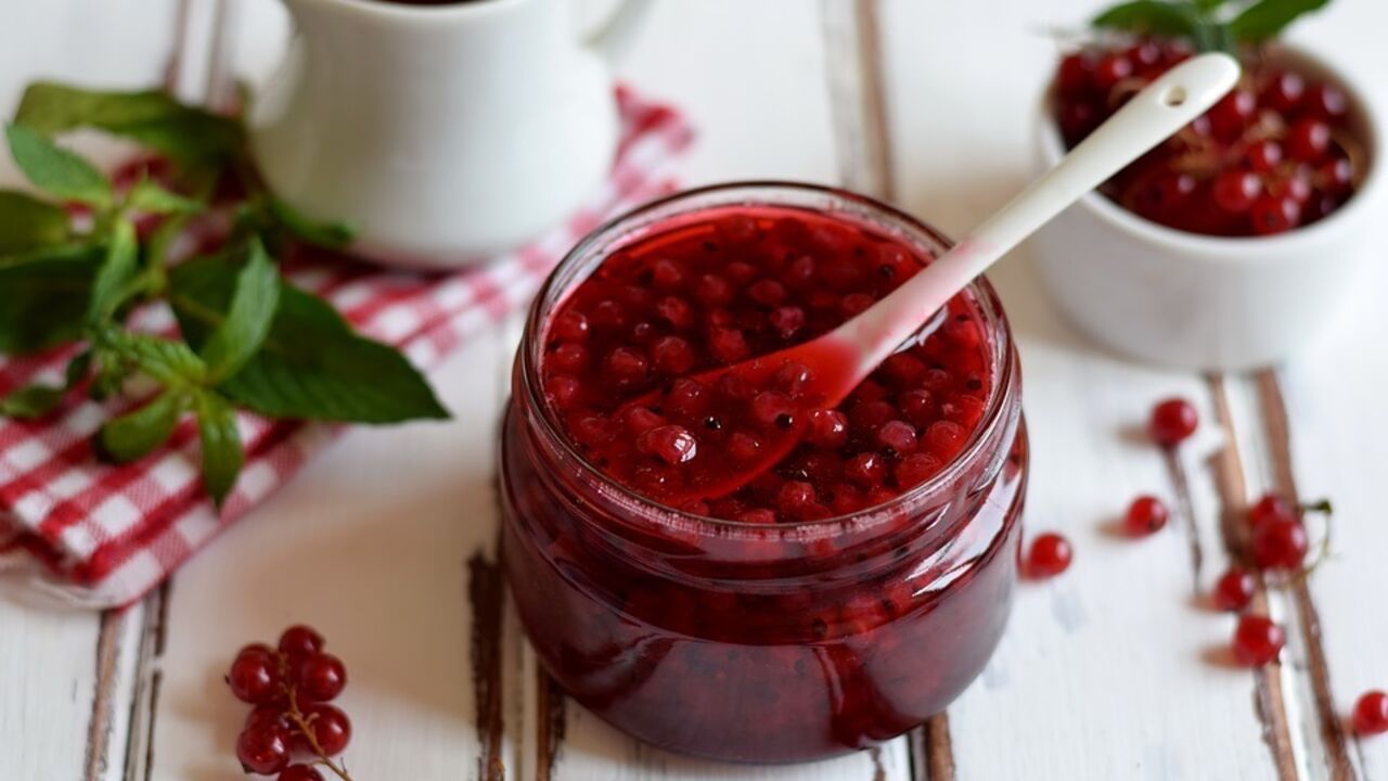 Flavorful red currant jelly for the winter: better than jam