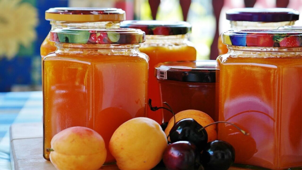 Apricot jam in a skillet in 15 minutes: perfectly preserved for the winter