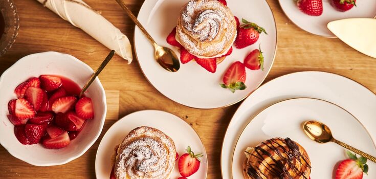 Cakes with Plombir cream and strawberries: a masterpiece from ready-made dough
