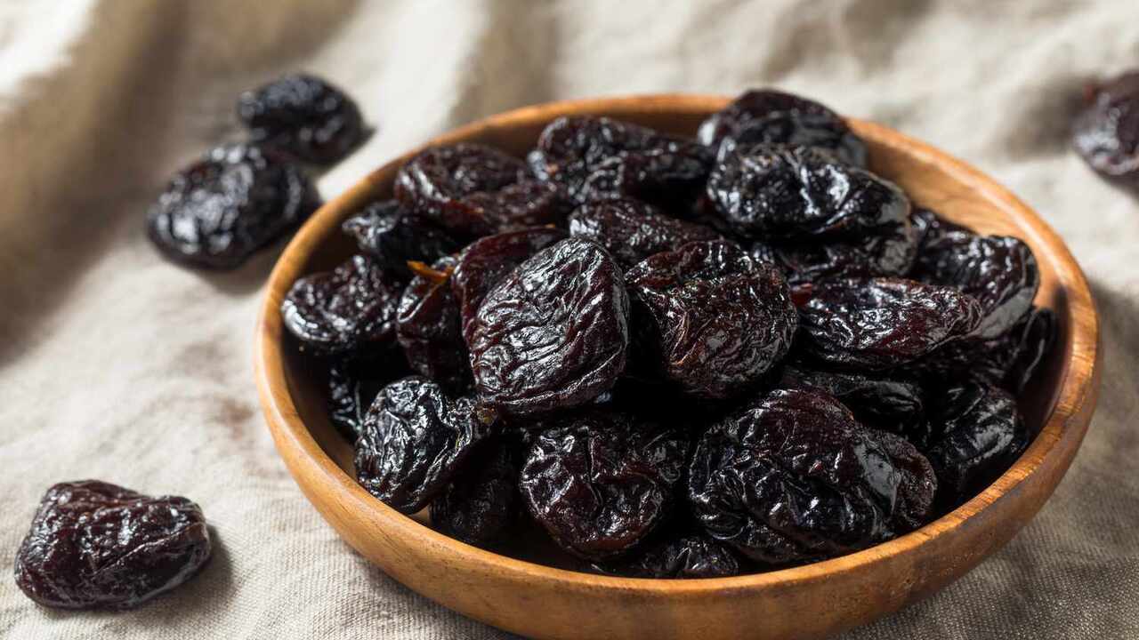 How to dry plums in the oven: we share a simple technology