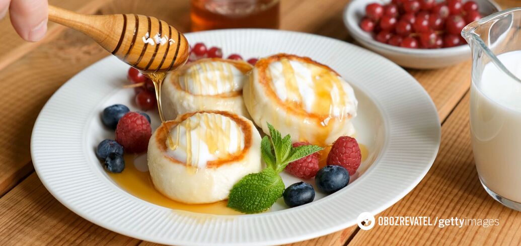 Syrnyky with berries