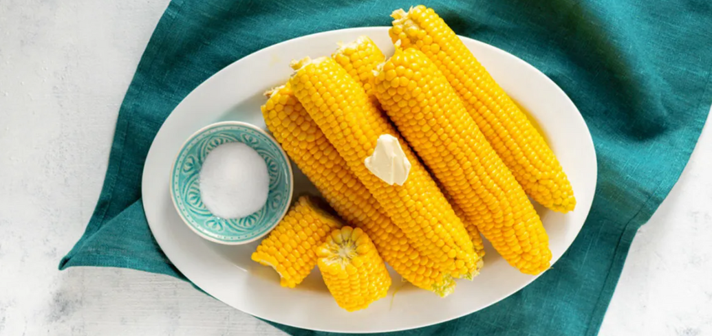 Boiled corn with butter