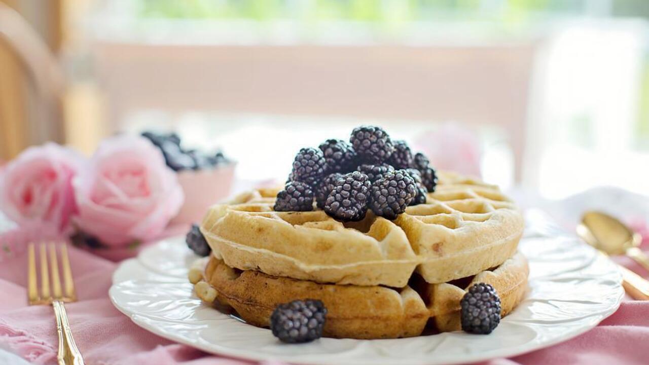 What to cook waffles with to make them crispy: the simplest idea