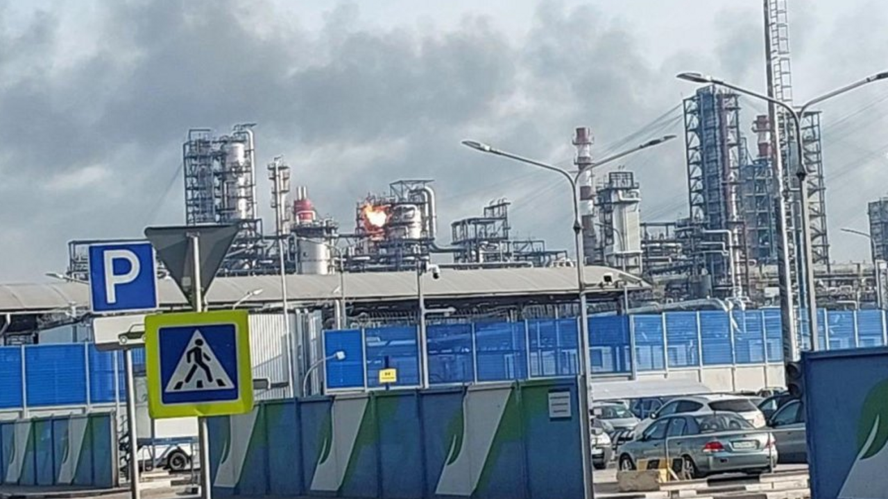 Fire reported at Moscow Refinery after drone attack. Video