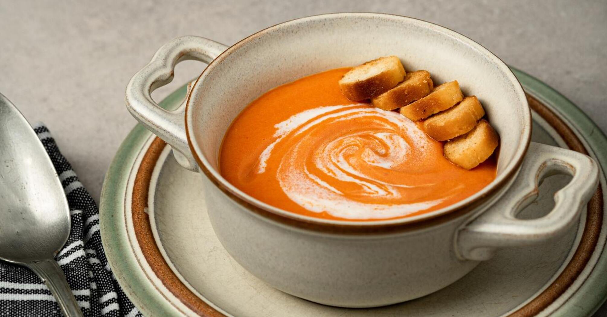 Autumn pumpkin cream soup: has a spicy flavor