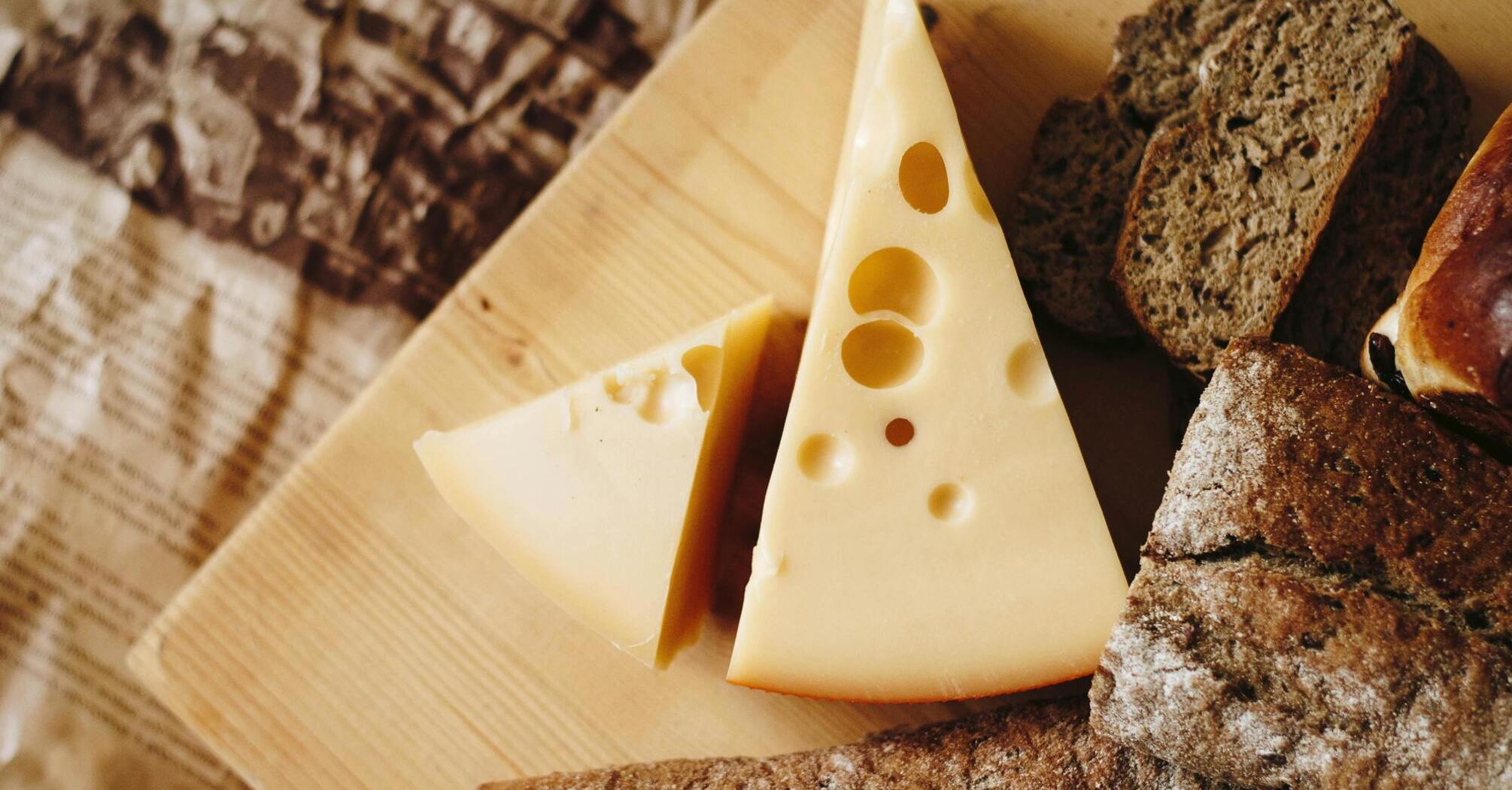 How to properly cut cheese so that it does not crumble and does not stick to the knife: Lifehack