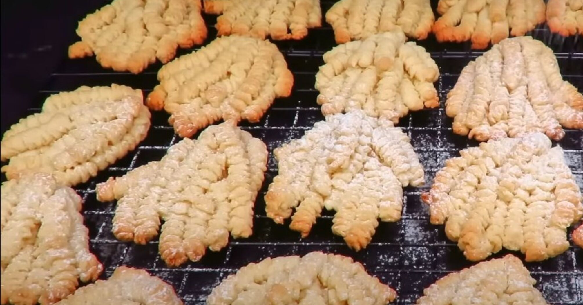 Chrysanthemum shortbread cookies through a meat grinder: cooks in 15 minutes