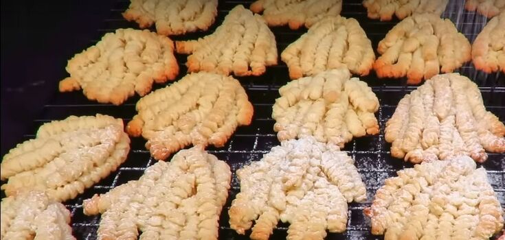 Chrysanthemum shortbread cookies through a meat grinder: cooks in 15 minutes