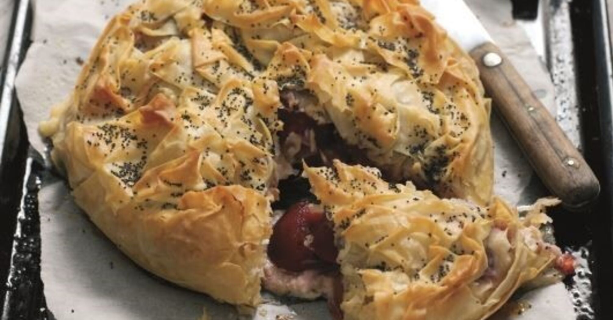 Elementary phyllo dough pie with plums: how to prepare a delicious dessert