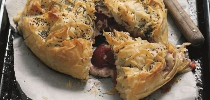 Elementary phyllo dough pie with plums: how to prepare a delicious dessert