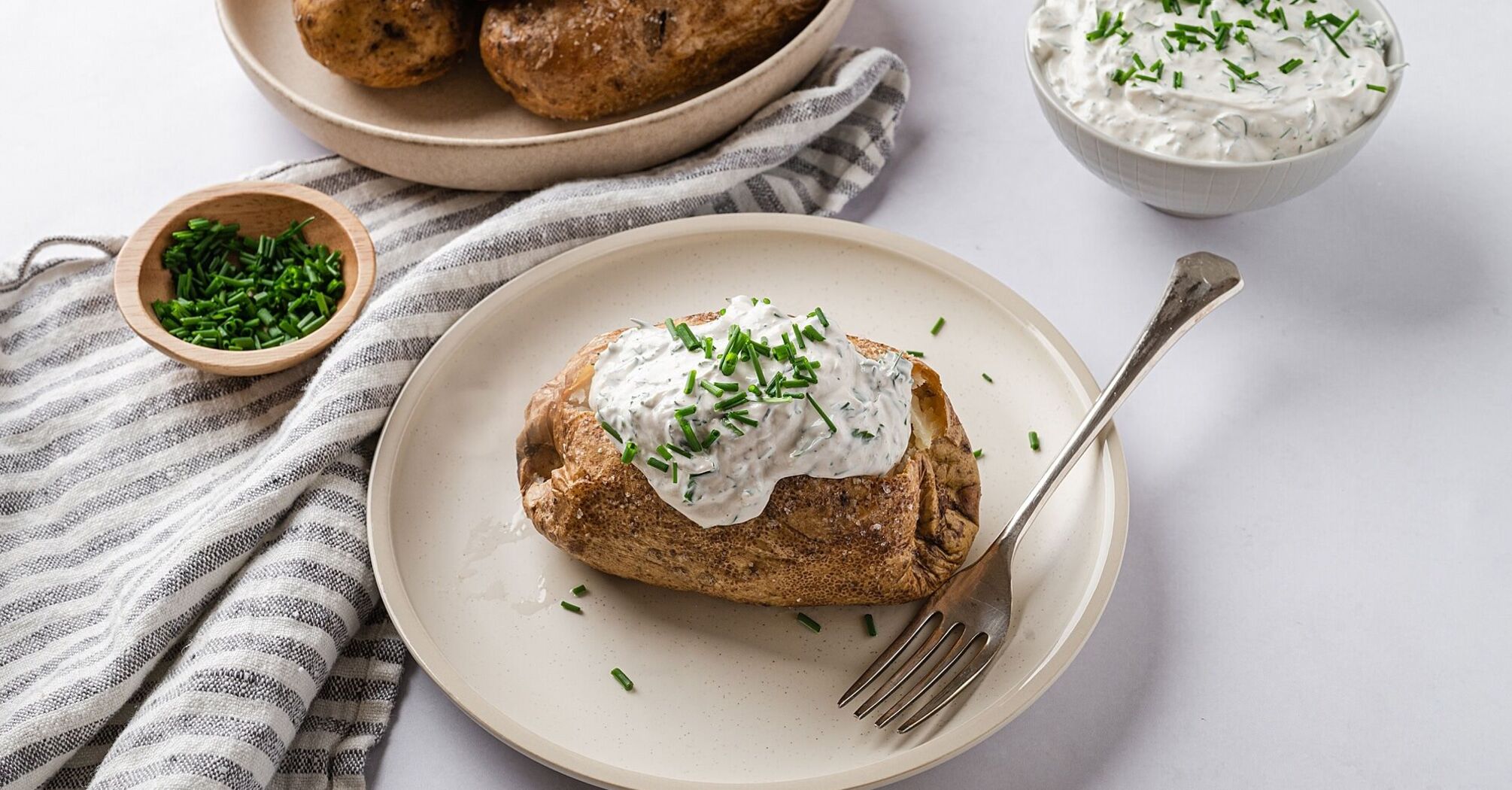 How to cook potatoes with herring deliciously: bake and also make a sauce