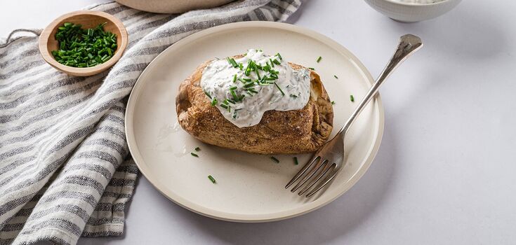 How to cook potatoes with herring deliciously: bake and also make a sauce