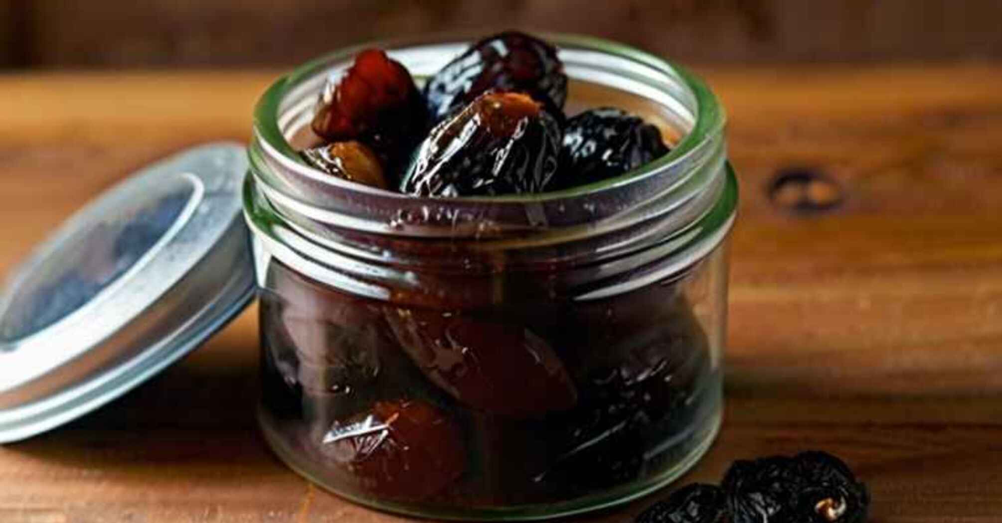 How to dry plums at home: a delicious appetizer option