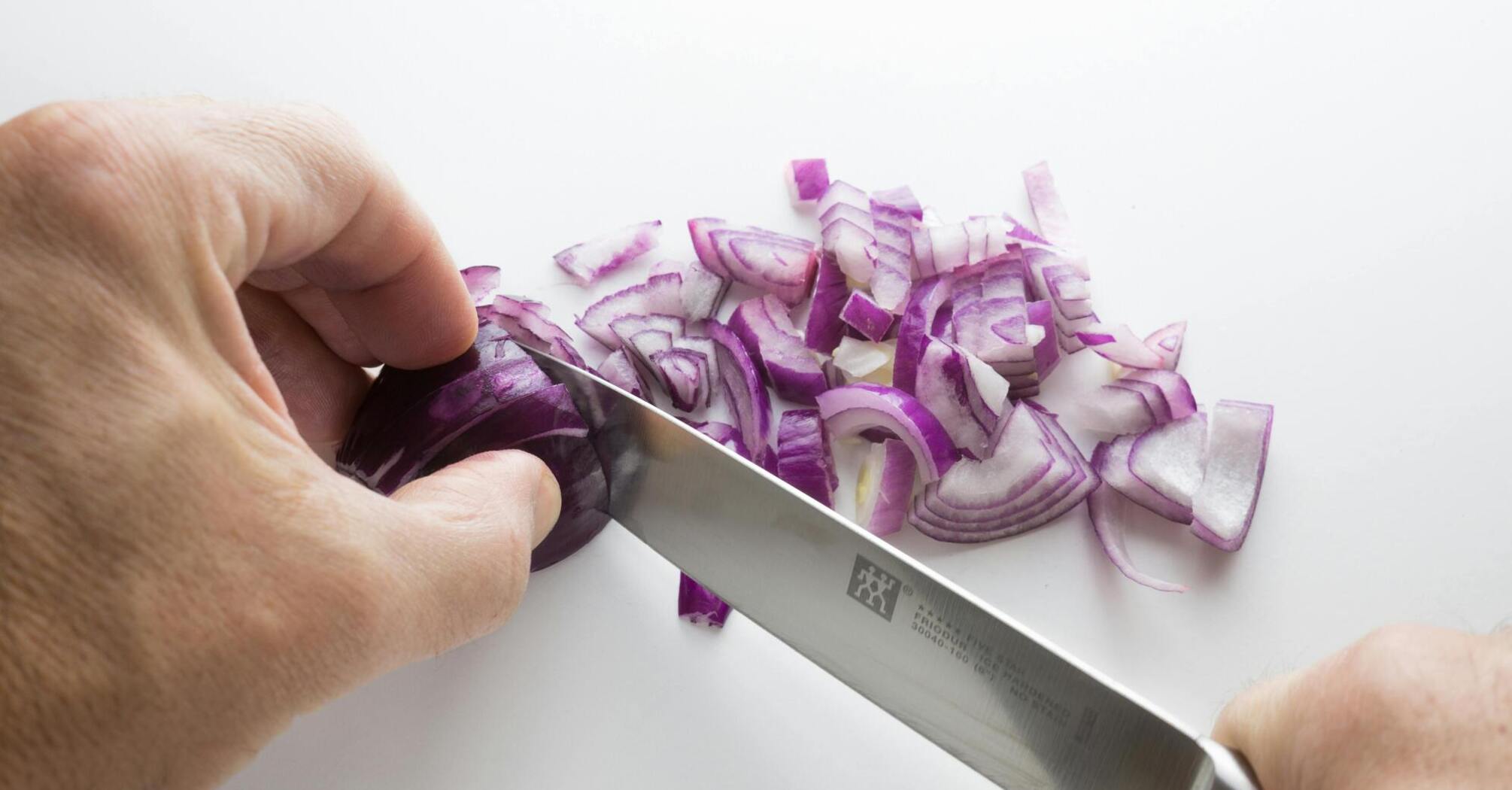 How to chop onions without tears and burning eyes: a simple life hack