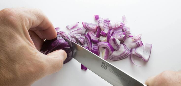 How to chop onions without tears and burning eyes: a simple life hack